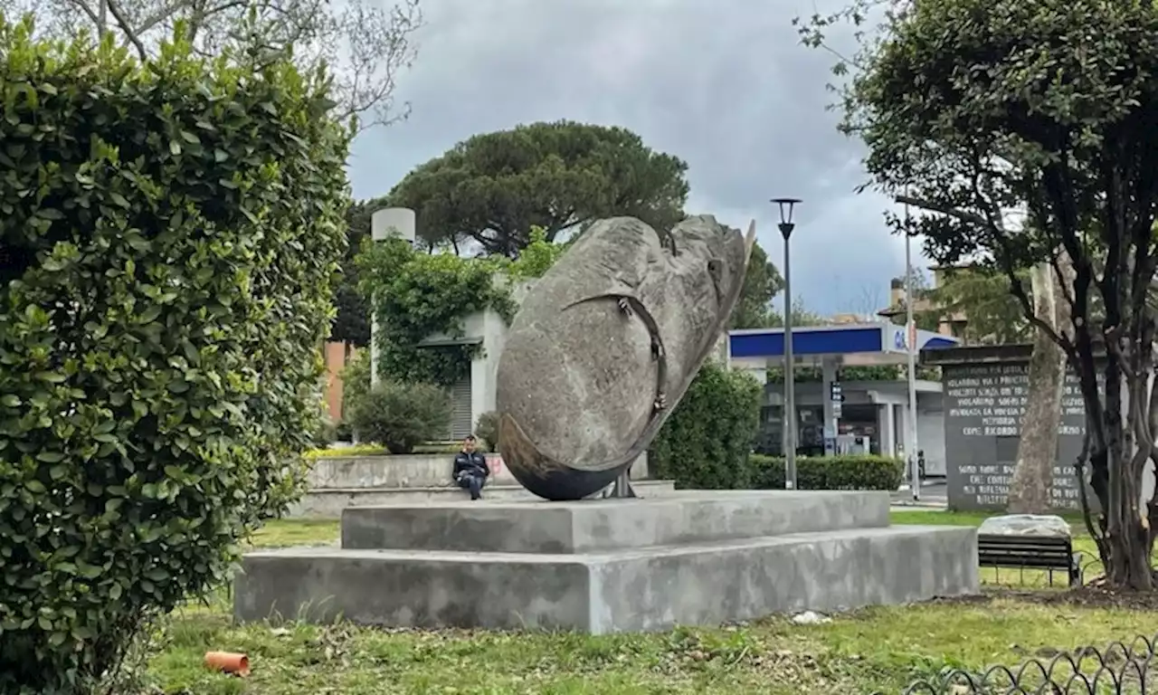 Il monumento alla memoria di Walter Rossi è tornato al suo posto