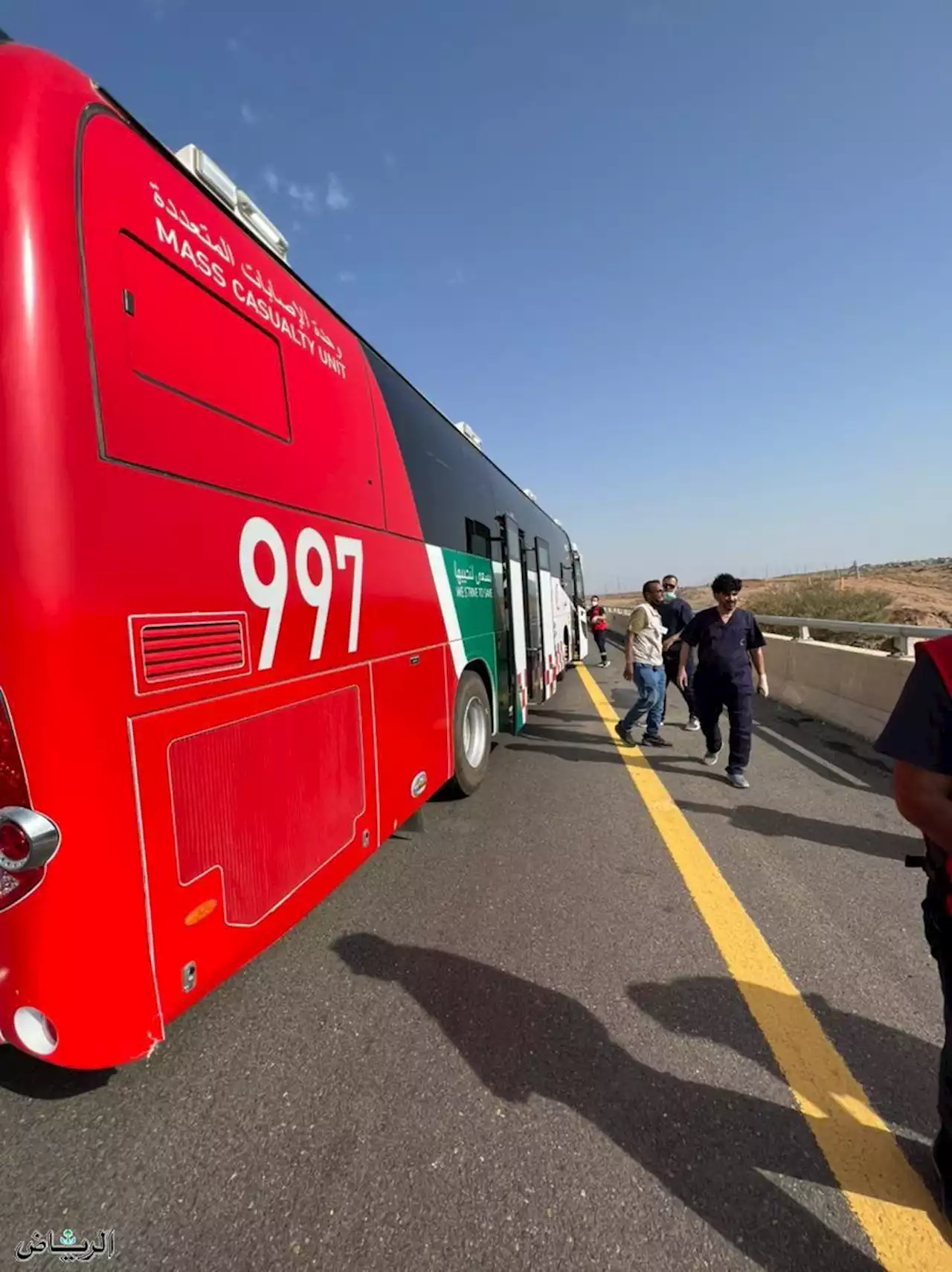 جريدة الرياض | وفاة 8 أشخاص وإصابة 43 في حادث انقلاب حافلة على طريق المدينة - مكة