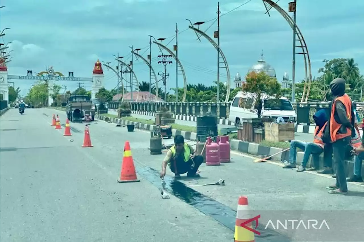 Mudahkan pemudik, BPJN tutup jalan lubang di jembatan di Aceh Barat