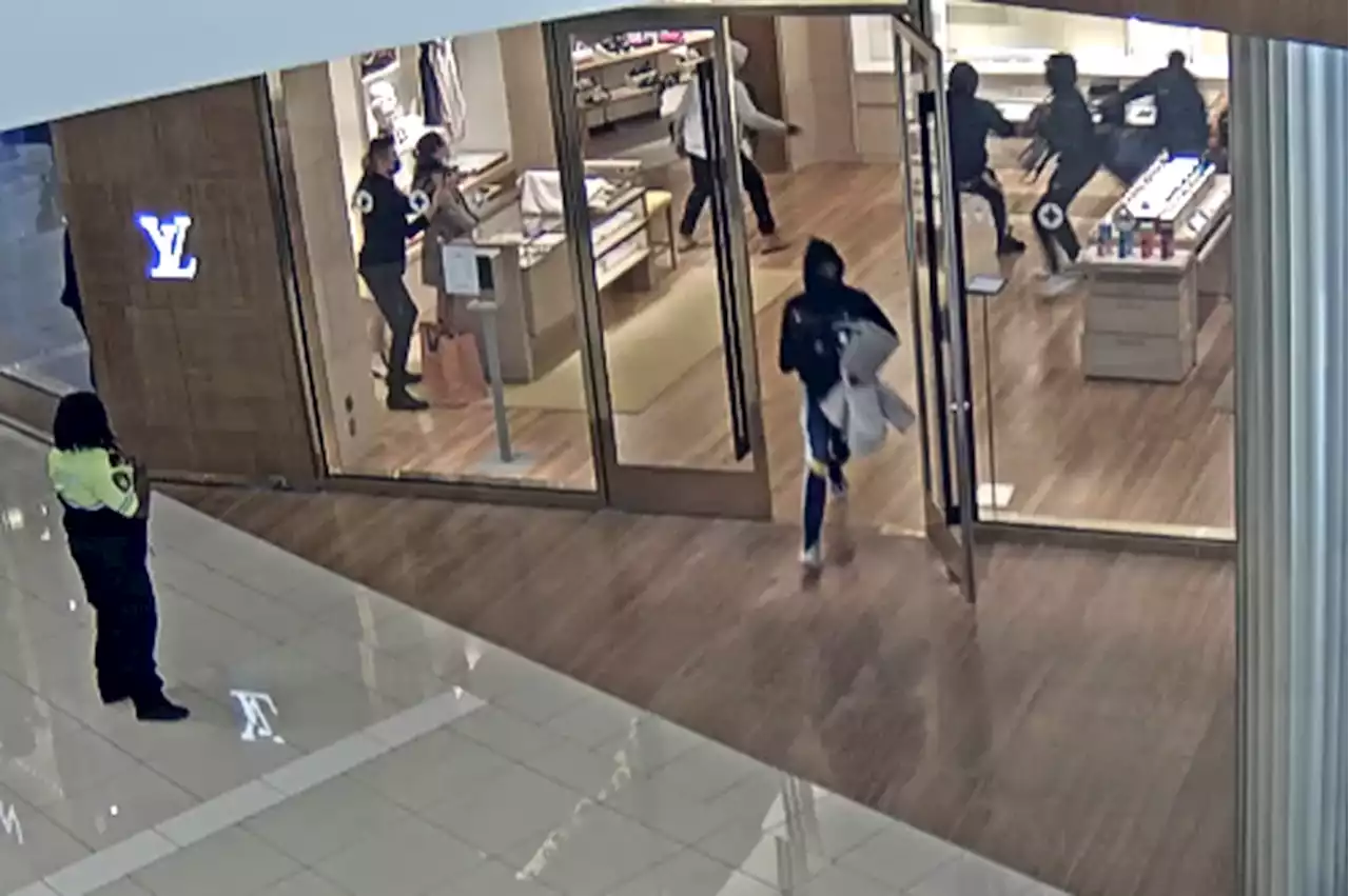 Masked suspects get away with $413K in merchandise from Louis Vuitton store in Cincinnati