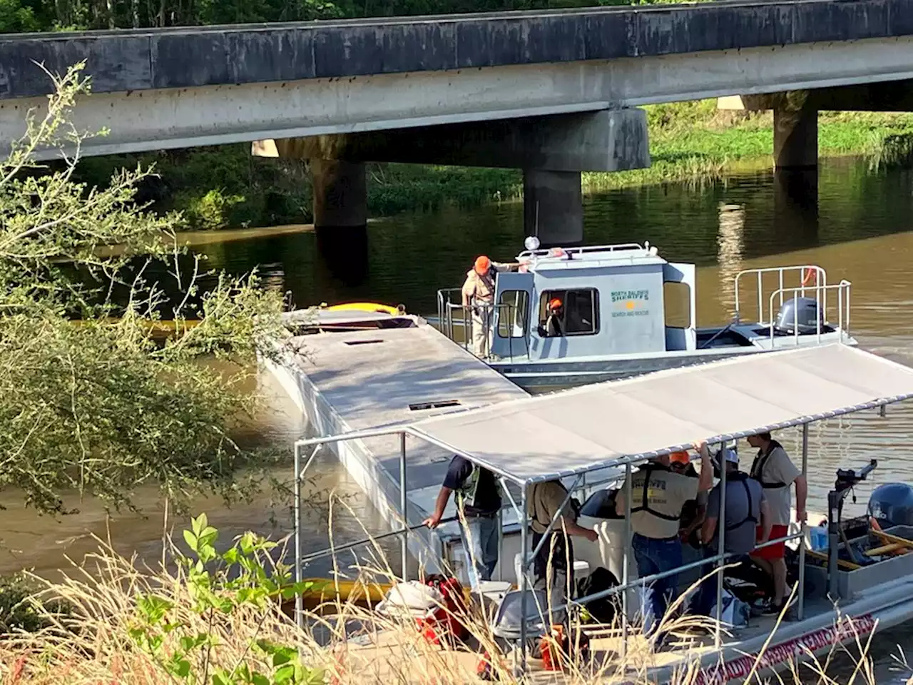 1 lane of I-65 North Delta bridge closes for recovery of tractor-trailer rig