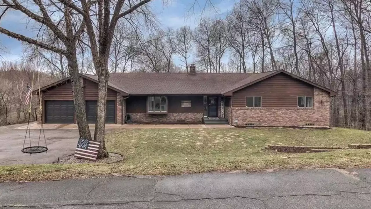 House for sale goes viral thanks to bedroom sign