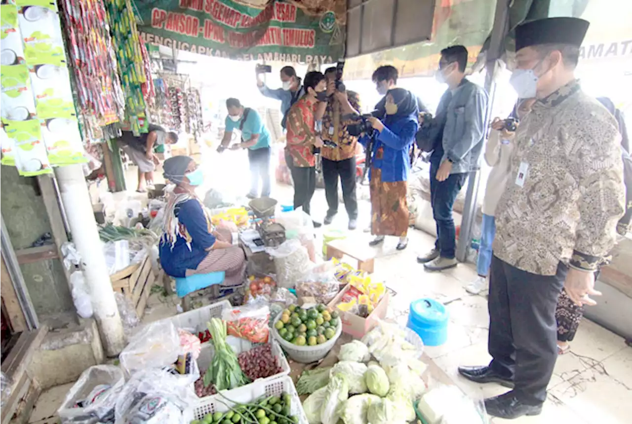 Sidak Harga Bahan Pokok, Bupati Kudus Dapati Talang Pasar Brayung Bocor