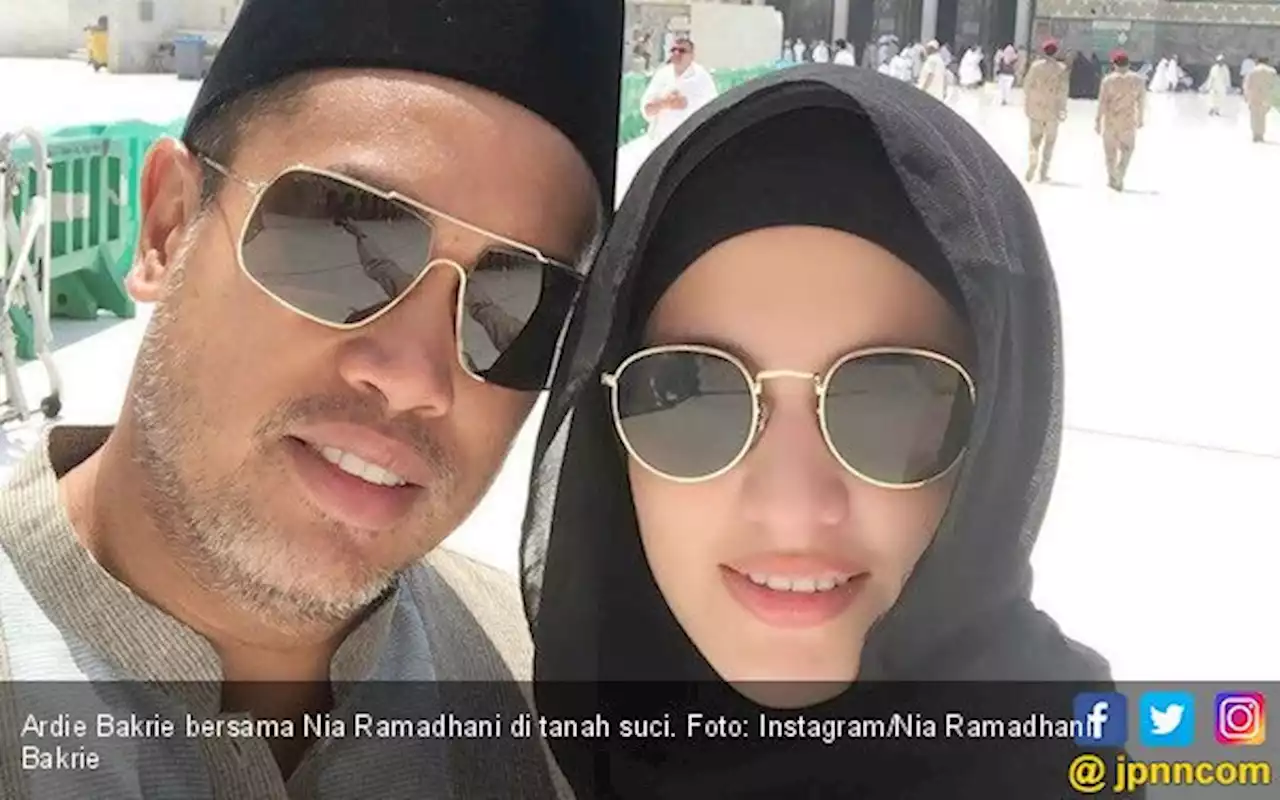 Bebas dari Narkoba, Nia Ramadhani dan Ardi Bakrie Khusyuk Beribadah