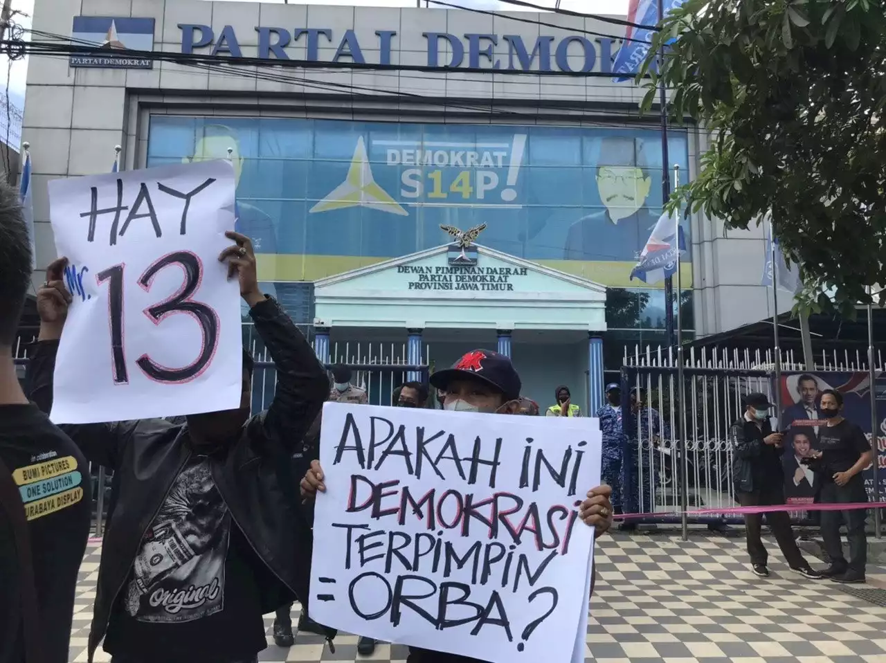 Pelantikan Emil Dardak Diprotes Simpatisan, Demokrasi Rekayasa Seperti Sirkus di Kebun Binatang