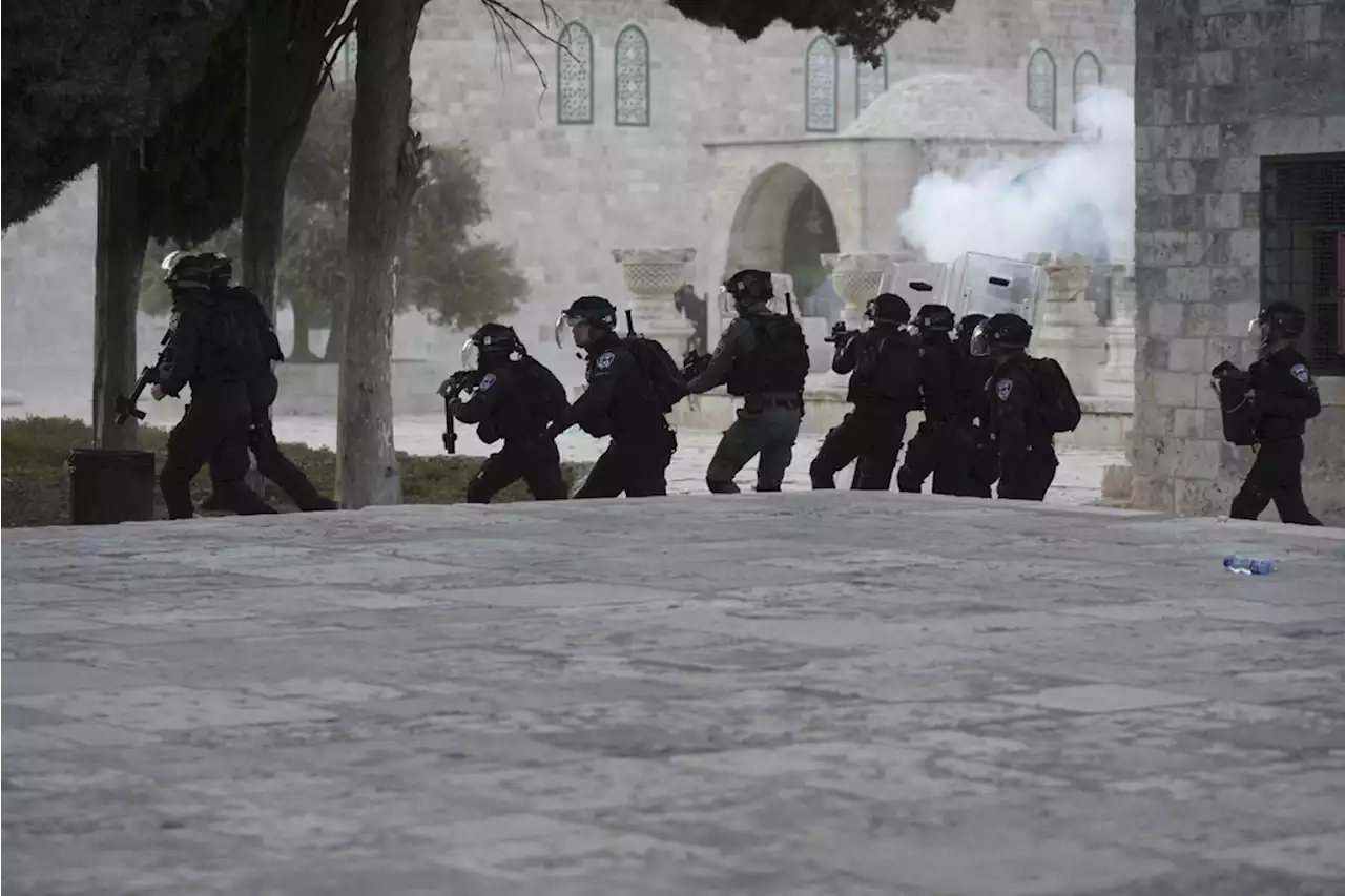 Israeli police storm Jerusalem holy site after rock throwing