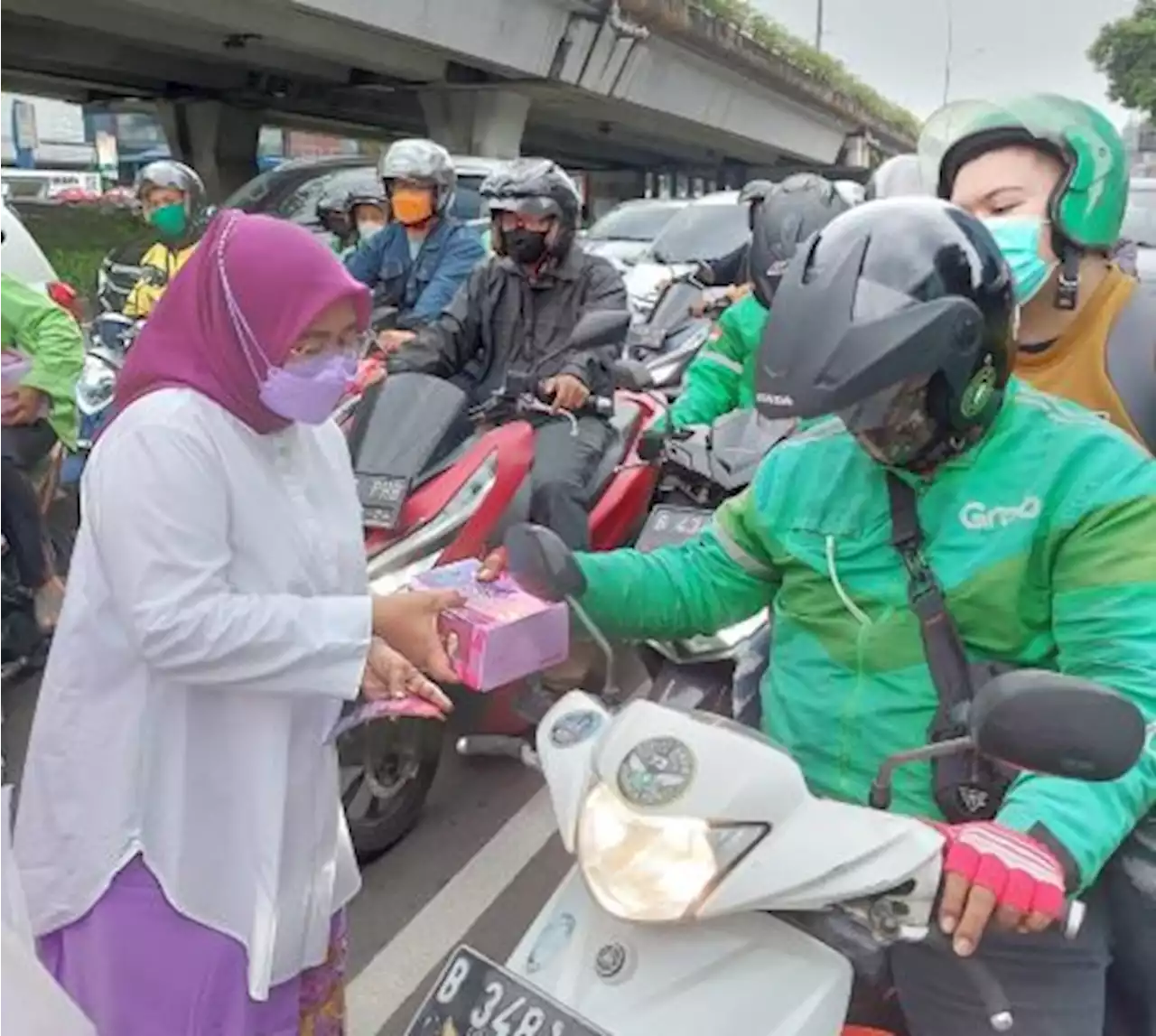 Selama Ramadan 1443 H Perempuan Bangsa Berbagi Sejuta Takjil dan Sembako