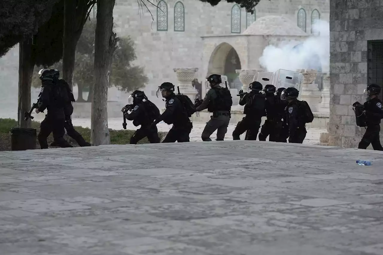 Israeli police storm Jerusalem holy site after Pelstinian rock-throwing