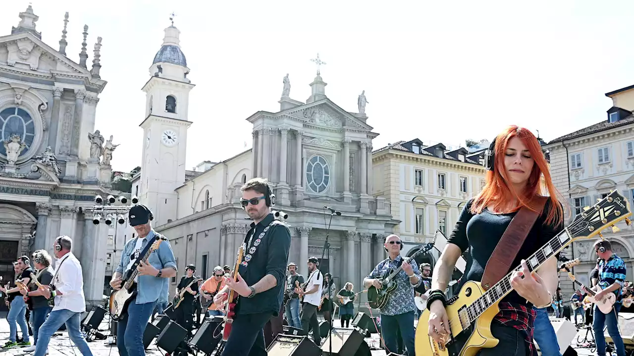 Lo spot Rai e il backstage: i Rockin'1000 suonano il 'Te Deum' in chiave rock