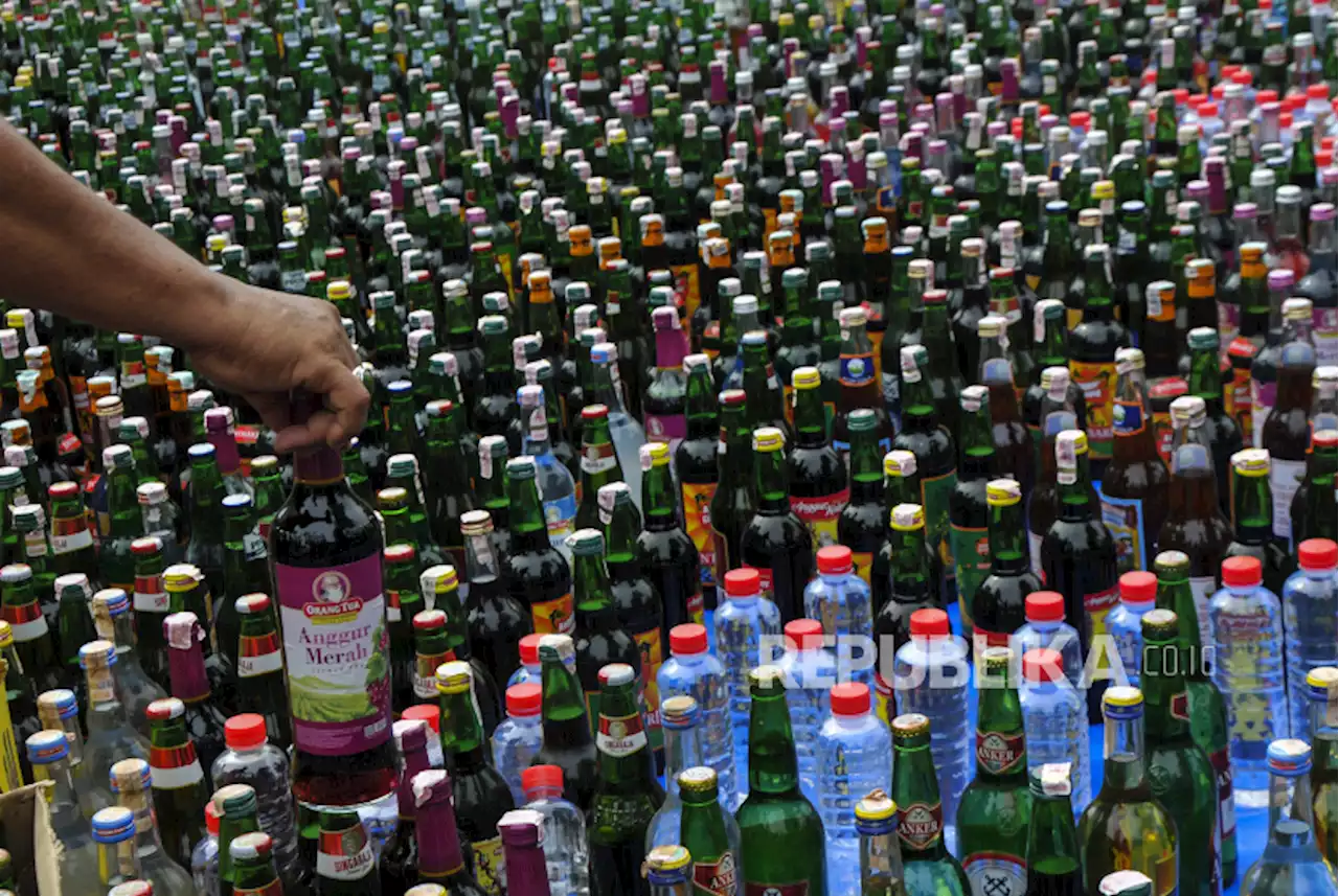 21 Ribu Botol Miras Dimusnahkan di Kabupaten Bogor |Republika Online