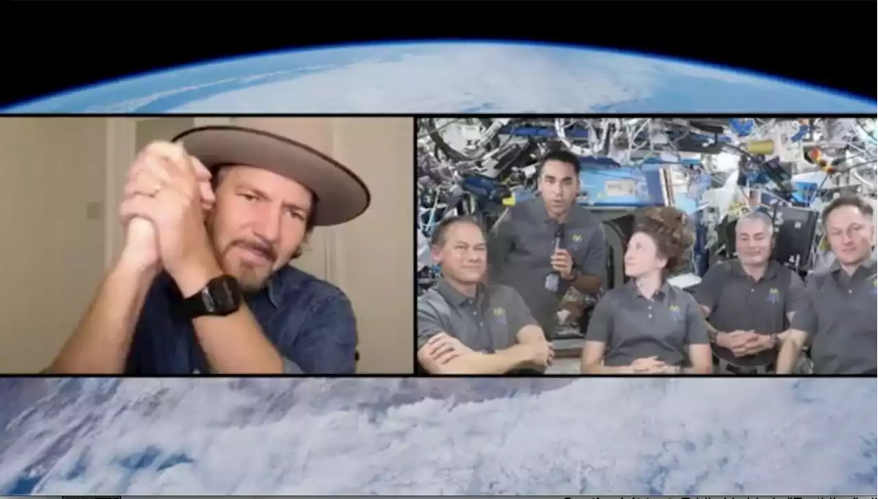 Pearl Jam's Eddie Vedder calls astronauts on space station for Earth Day chat (video)