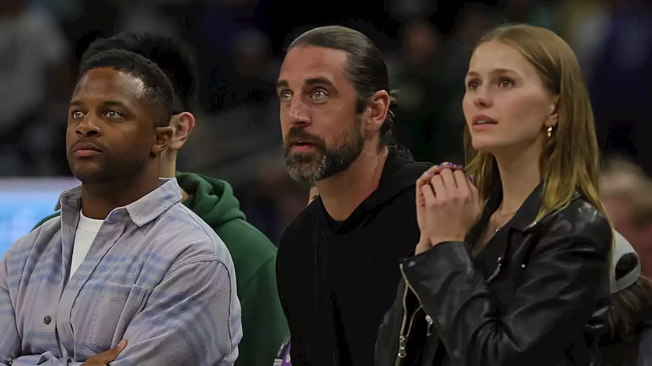 Aaron Rodgers Sits Courtside W/ Randall Cobb, Mallory Edens At Playoff Game