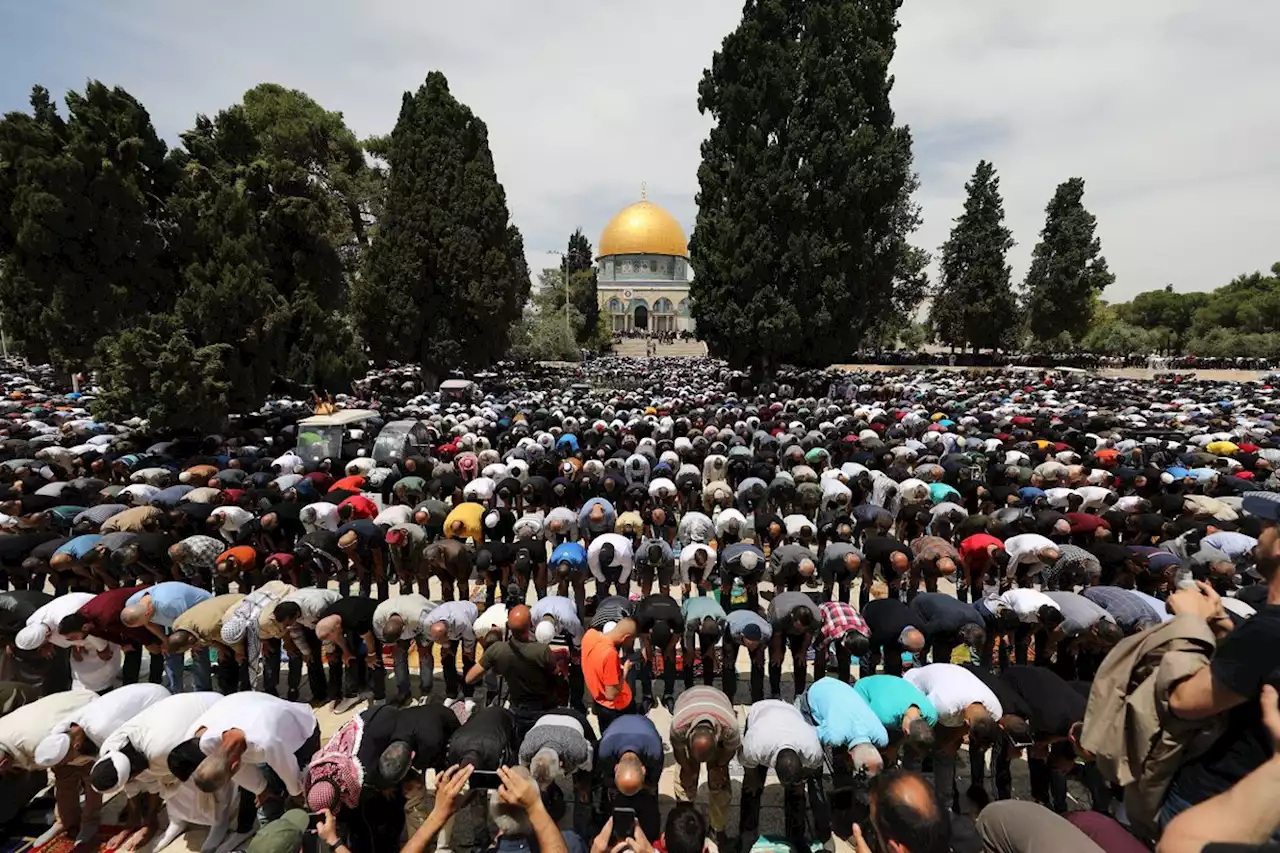 Tens of thousands of Palestinians flock to Al Aqsa Mosque for Friday prayer