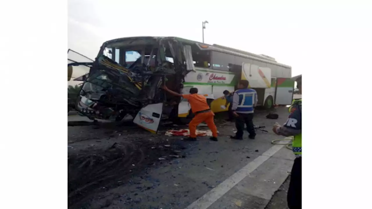 Bus AKAP Tabrak Tronton di Jalan Tol, Kernet dan Satu Penumpang Tewas