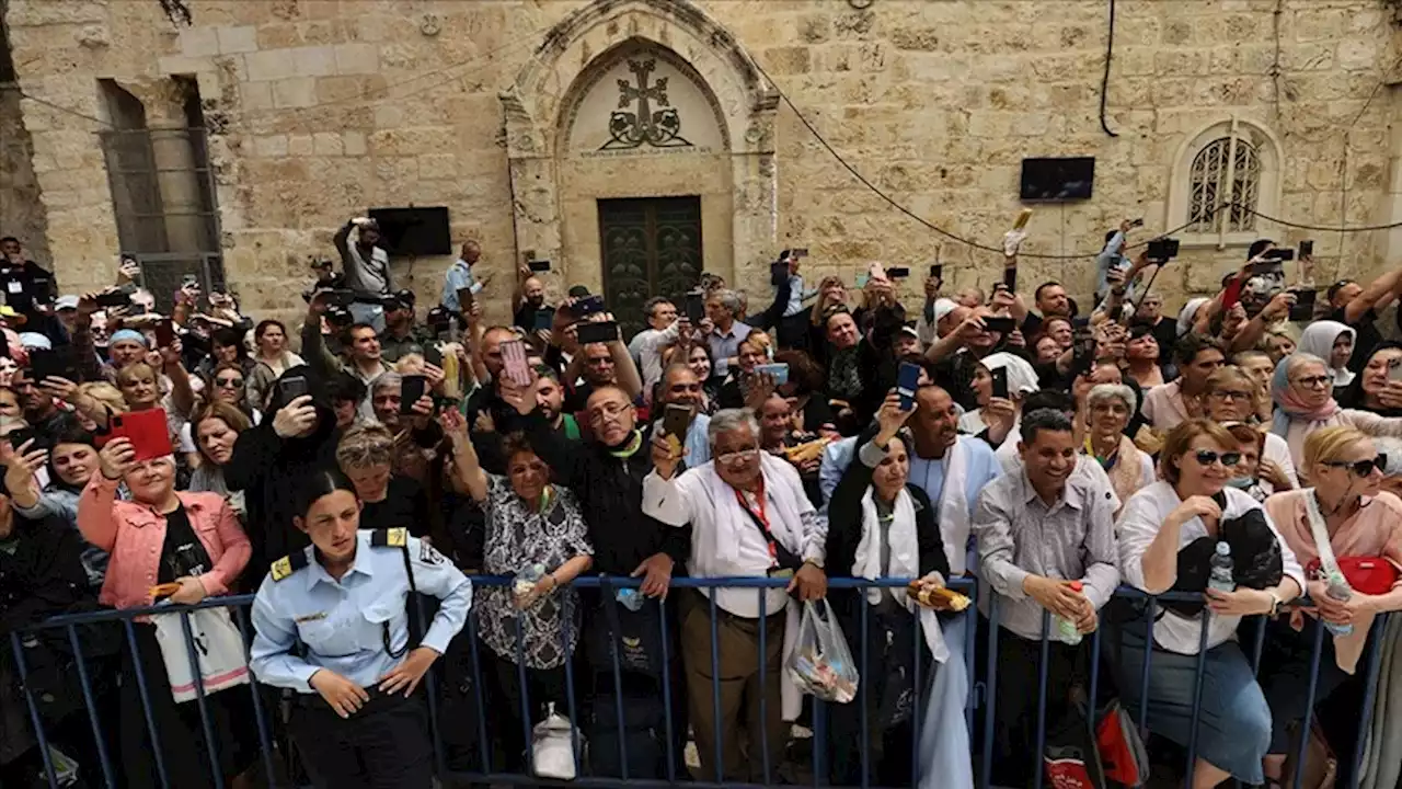 رغم قيود إسرائيل.. آلاف المسيحيين يحتفلون بـ'سبت النور' في القدس