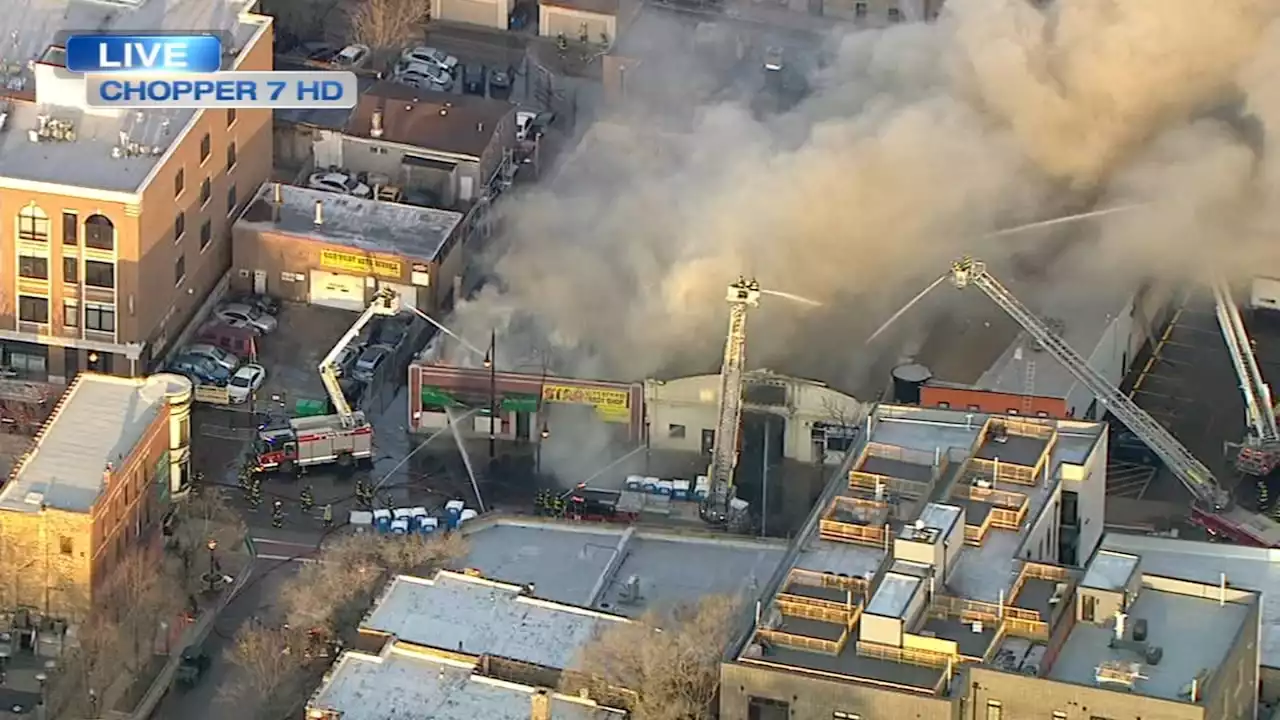 Chicago firefighters battle massive fire on Clark in Ravenswood, 1 injured