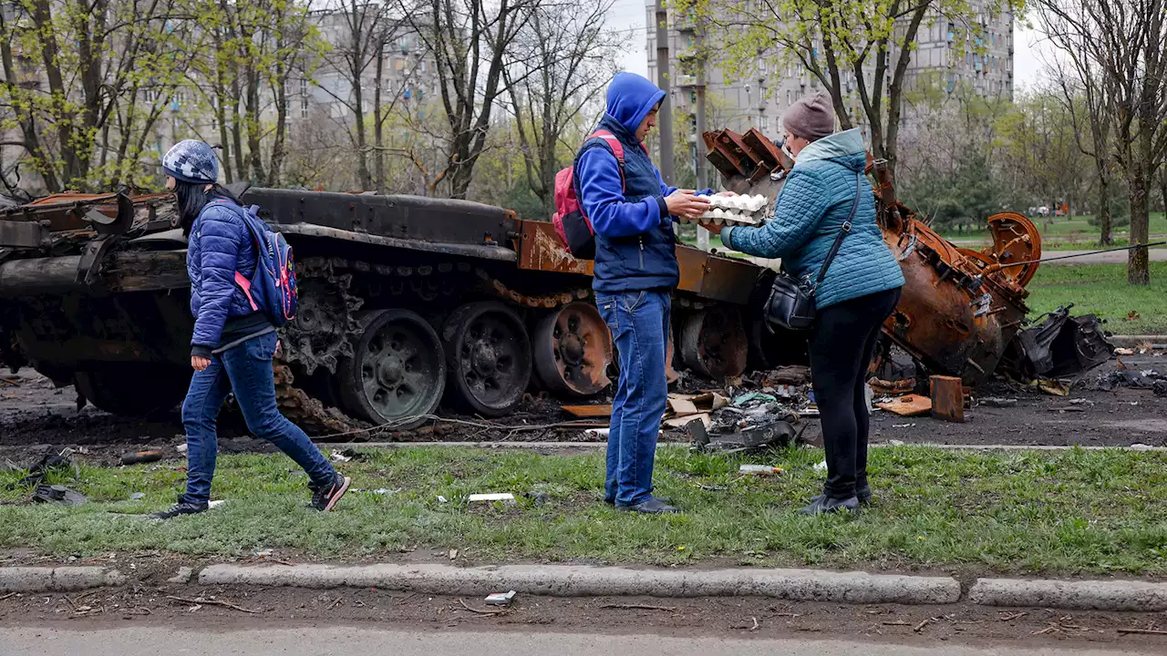 Ukraine reports Russians trying to storm Mariupol plant