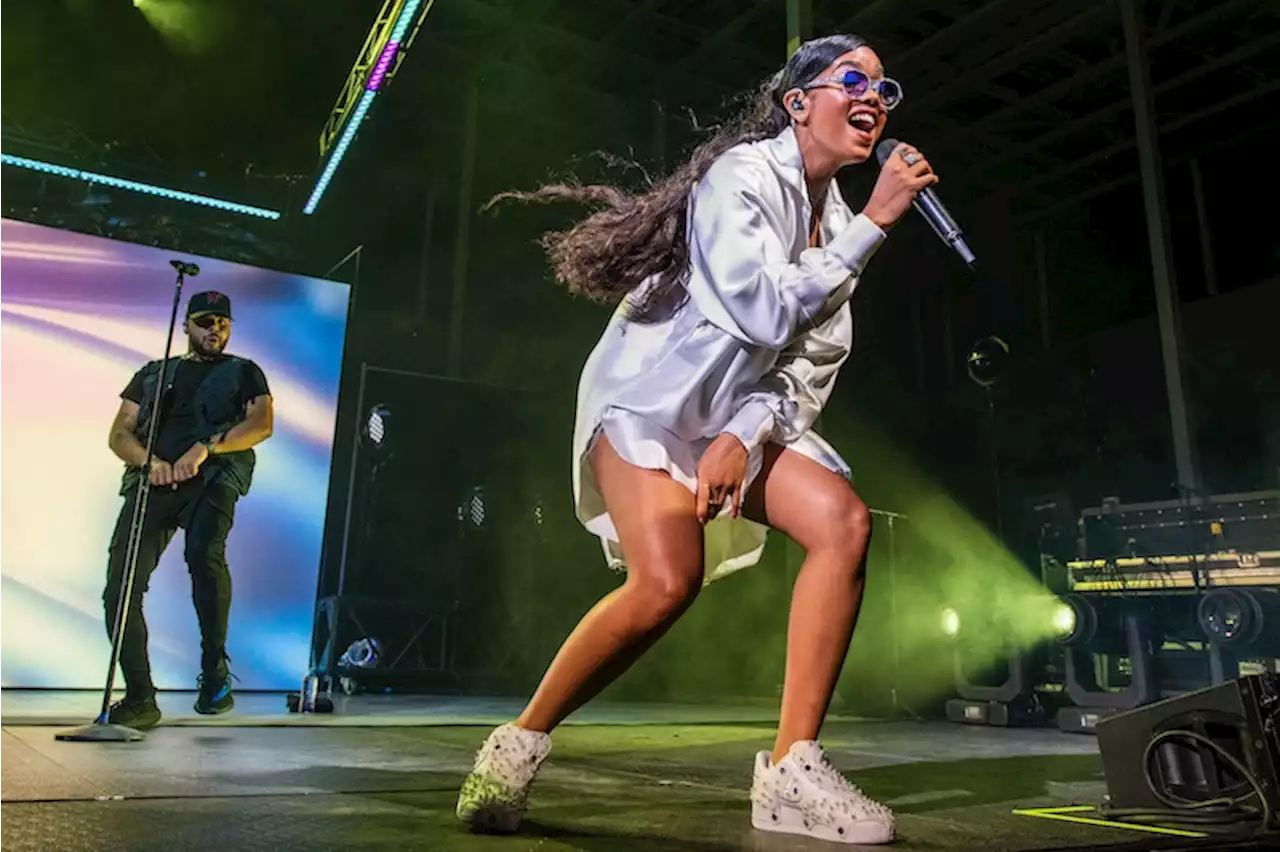 H.E.R. Schools Austin Fans in Music History and Instrumental Mastery During Stunning Moody Amphitheater Show