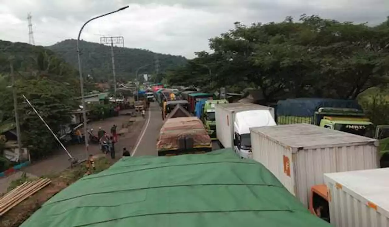 Antren Truk Ekspedisi Mengular hingga di Luar Pelabuhan Merak