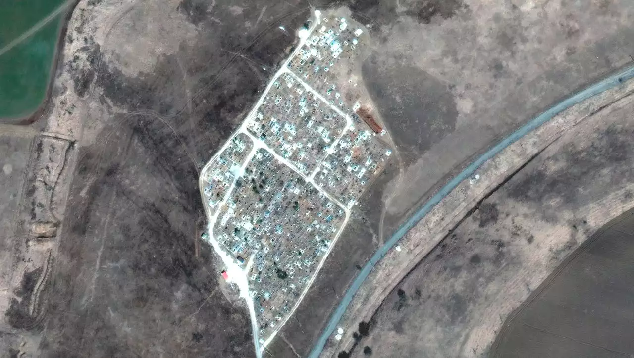 Ukraine: Satellitenbilder zeigen offenbar ein weiteres Massengrab bei Mariupol