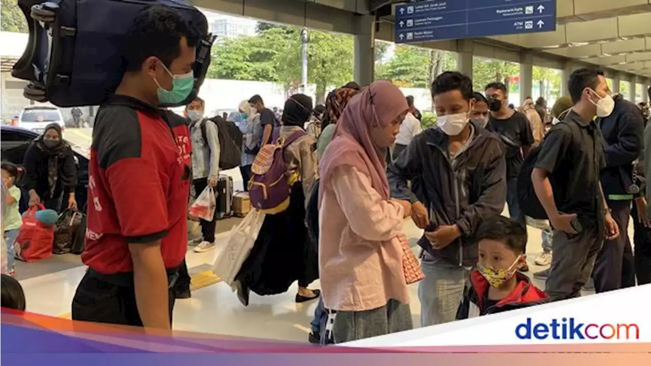 Sabtu Pagi Ini, Pemudik Padati Stasiun Pasar Senen