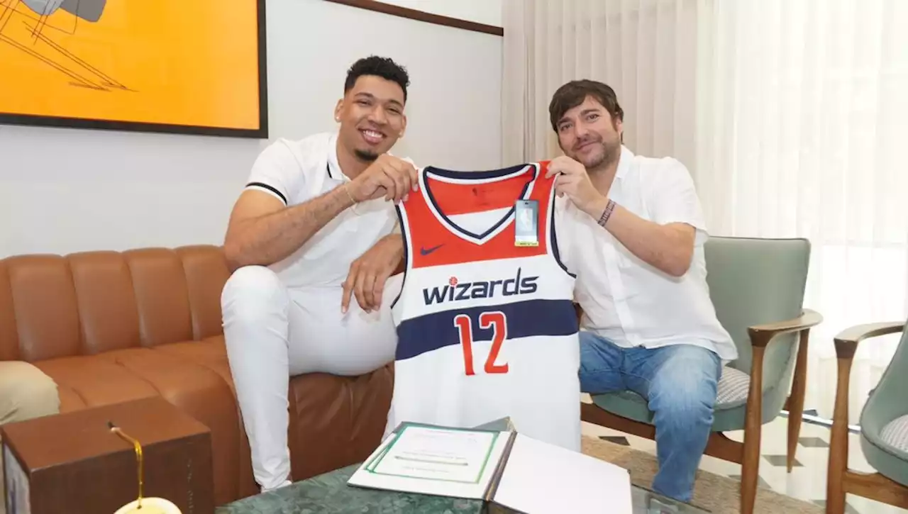 Alcalde Jaime Pumarejo exalta al basquetbolista Jaime Echenique
