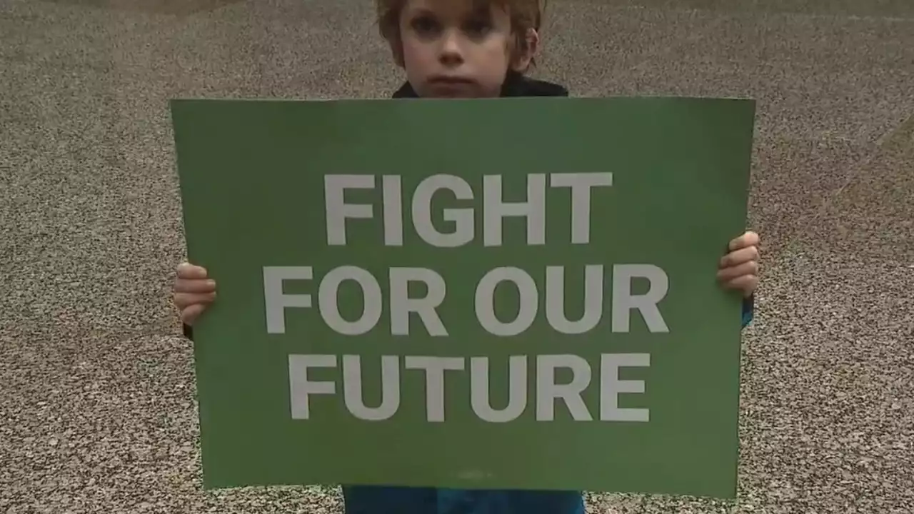 Youth climate activists hold Earth Day rally in Chicago