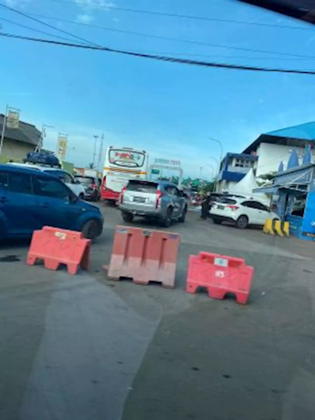 Kendaraan Penumpang Memadati Pelabuhan Merak dan Bakauheni