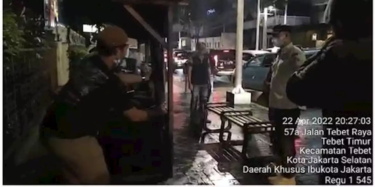 Satpol PP Tertibkan PKL Mangkal & Parkir Liar di Trotoar Tebet Raya | merdeka.com