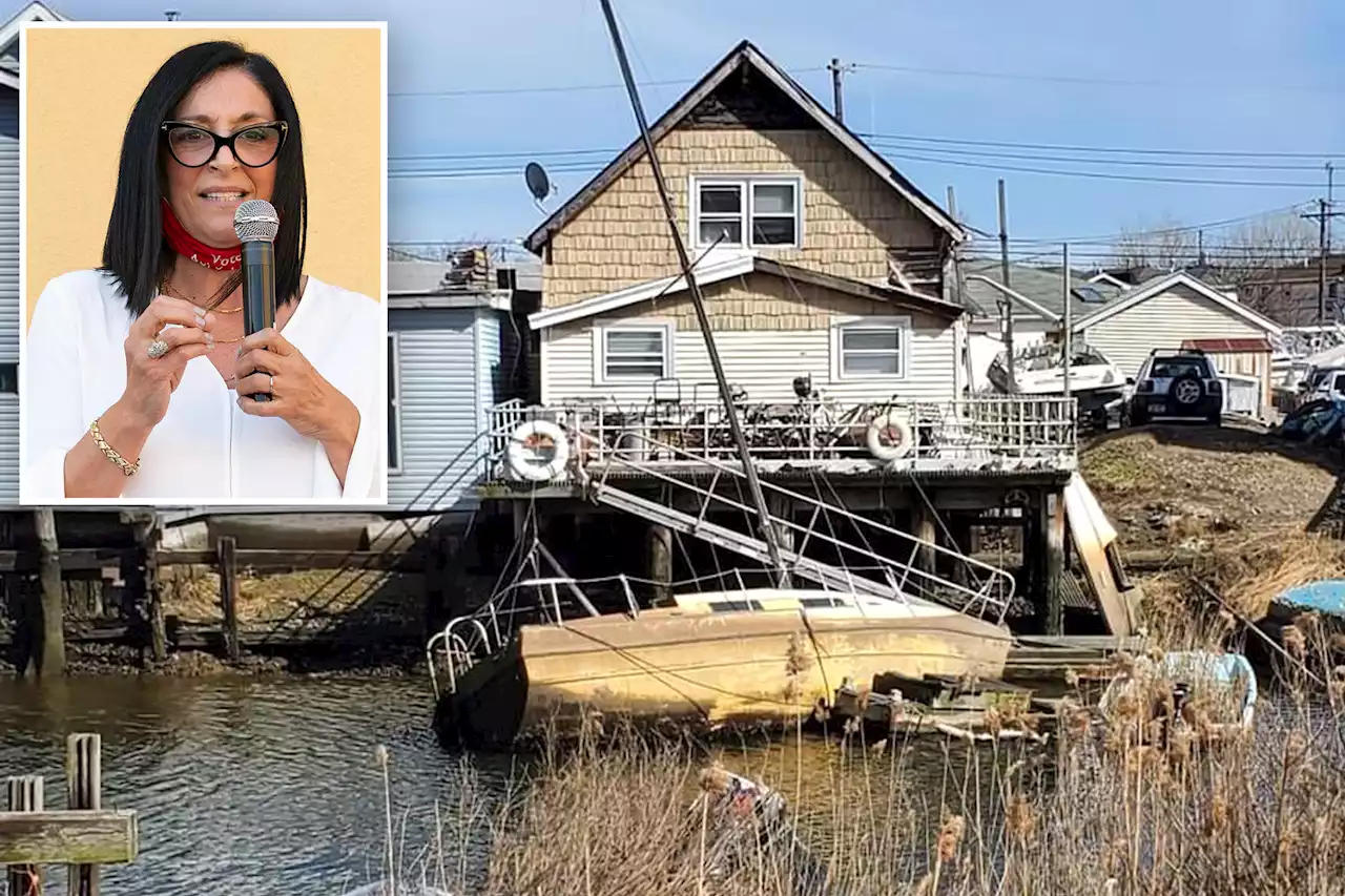 Queens councilwomen want to rid NYC waterways of abandoned boats