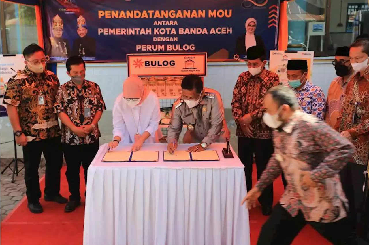 Bulog Salurkan 3,3 Ton Beras Fortivit di Banda Aceh |Republika Online