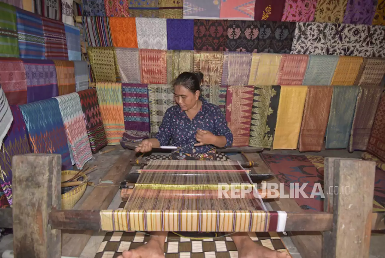 Tenun NTB Tampil di MUFFEST+ 2022 |Republika Online