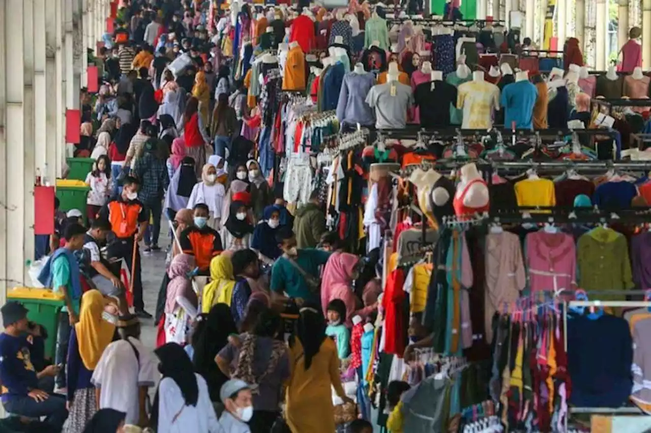 Pengunjung Pasar Tanah Abang Membeludak, Lalu Lintas Macet Parah