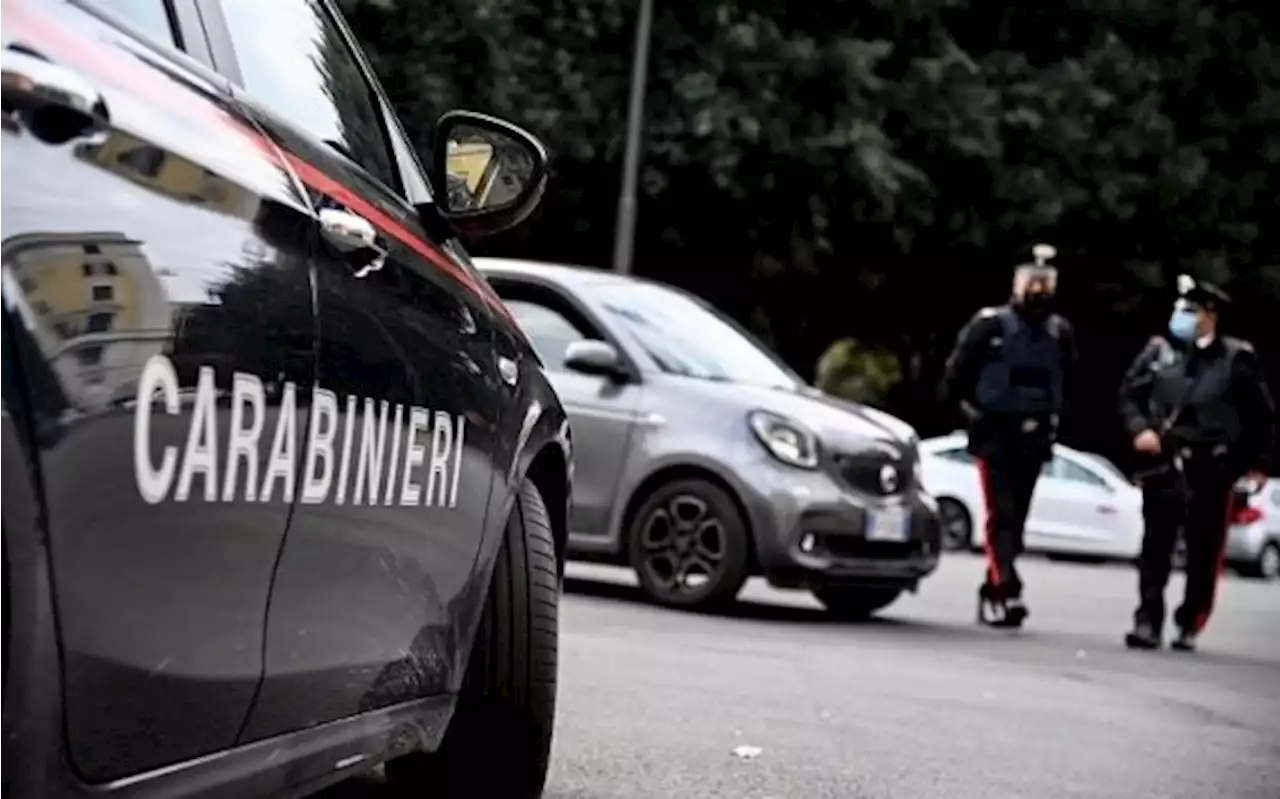 Napoli, non si fermano ad alt: fuga e scontro con moto carabinieri