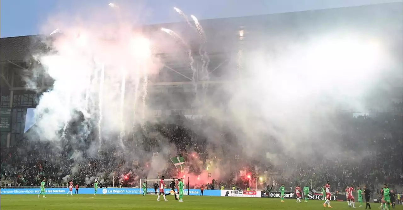 Incidents en tribunes lors de Saint-Étienne-Monaco: le match interrompu à cause des fumigènes (vidéo)