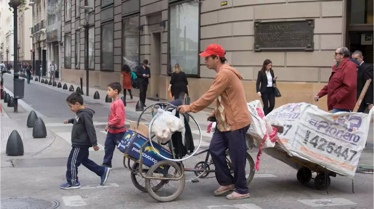 Trabajadores pobres: cada vez se necesitan más salarios mínimos para cubrir la canasta básica