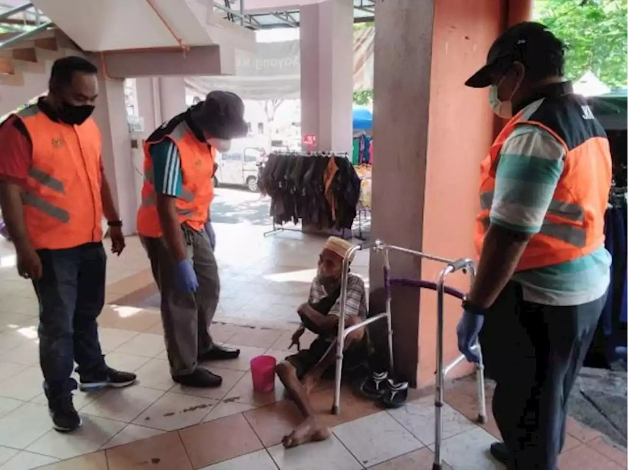 Mengemis untuk beli makanan berbuka, baju raya