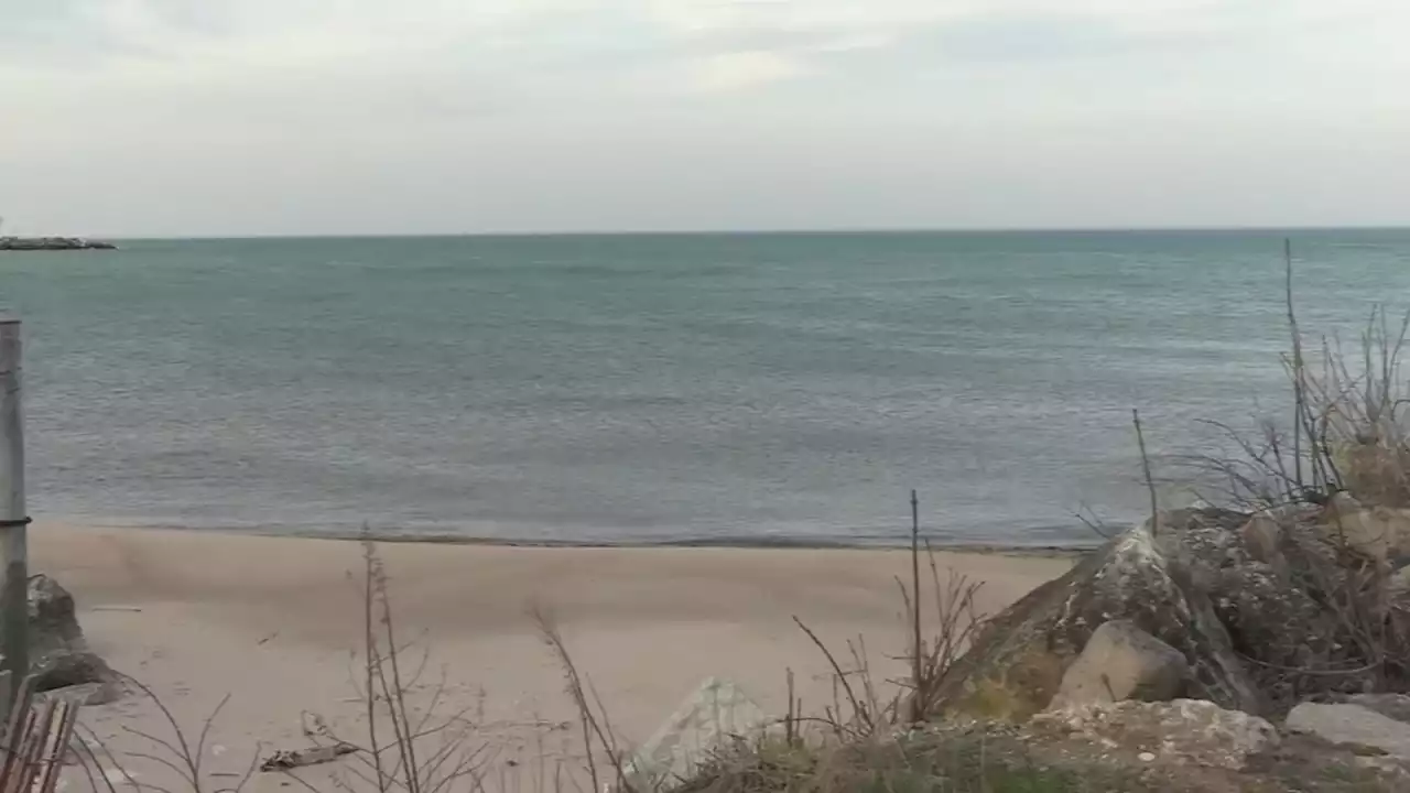 Coast Guard searches Lake Michigan for missing kite surfer near Evanston