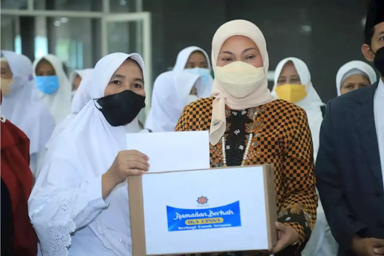 Menaker salurkan paket sembako Ramadhan di Surabaya