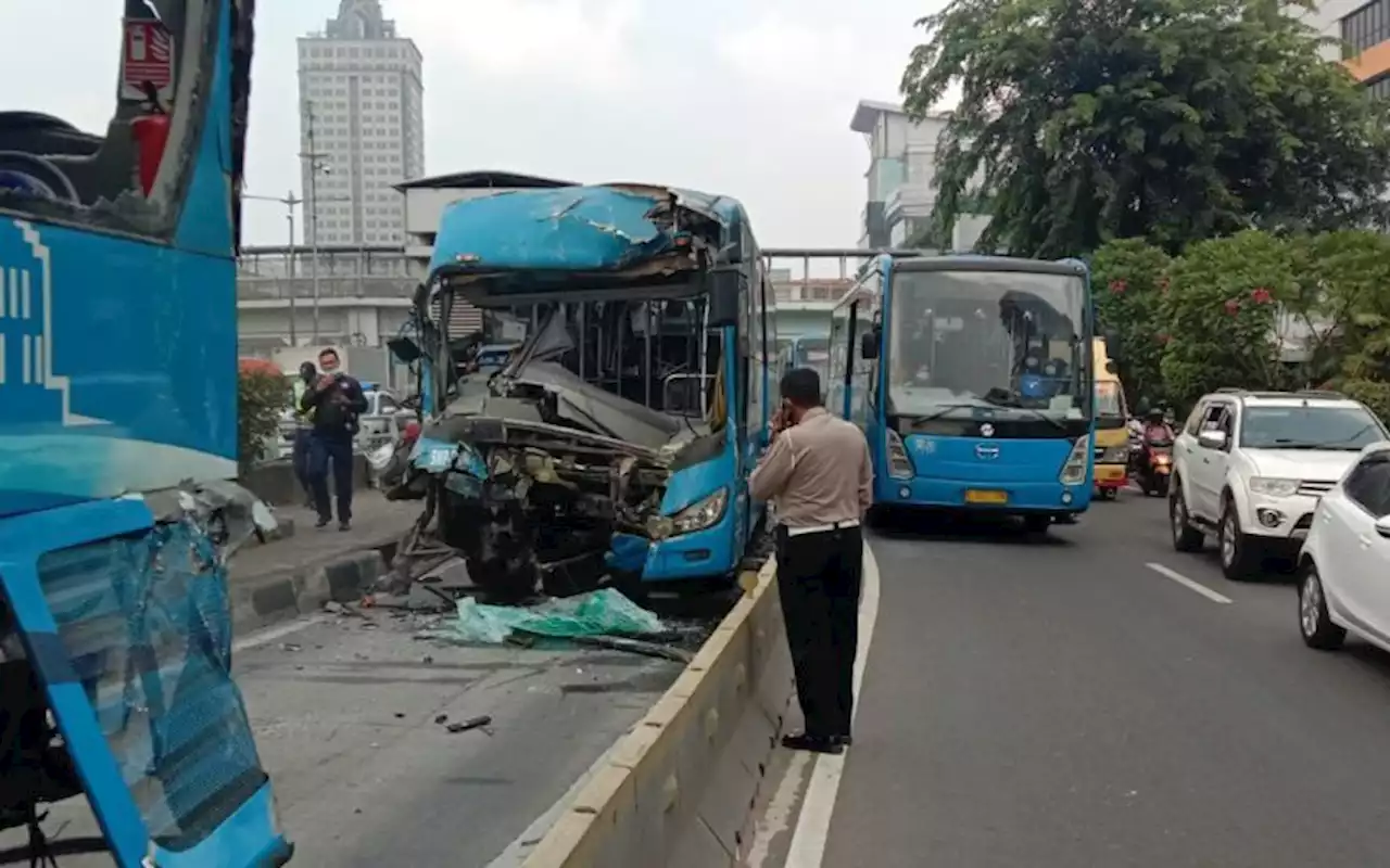 Kronologi Kecelakaan TransJakarta di Tol Jagorawi, Sopir Meninggal di TKP | Jakarta Bisnis.com