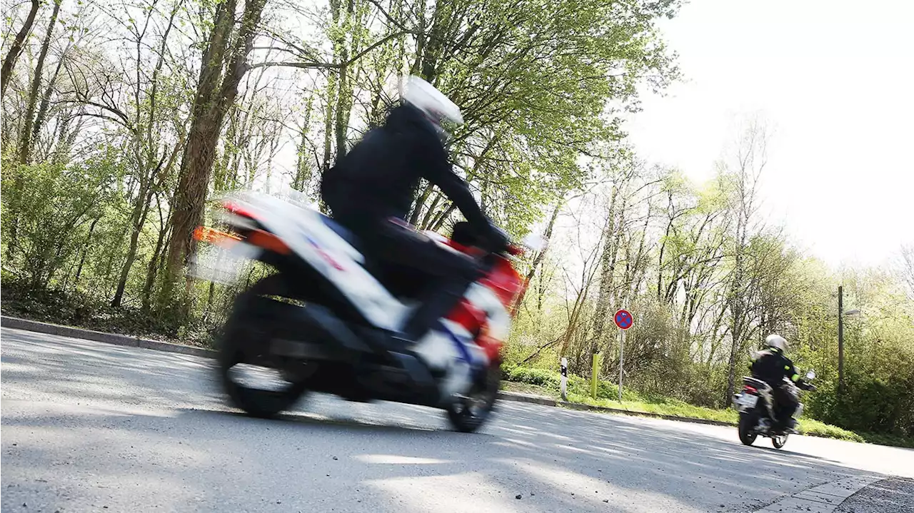 Mann (35) schiebt Motorrad an, springt drauf und prallt gegen Baum