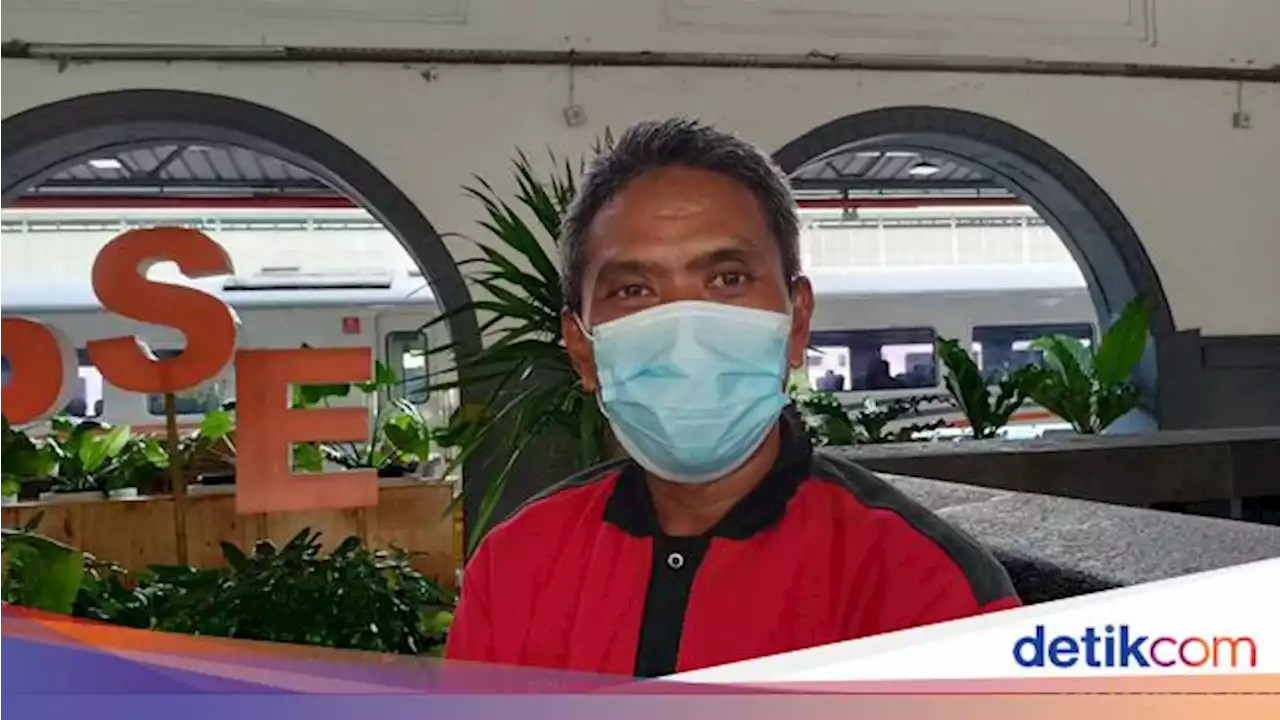 Cerita Porter Stasiun Senen Terbawa Kereta Gegara Banyaknya Bawaan Penumpang