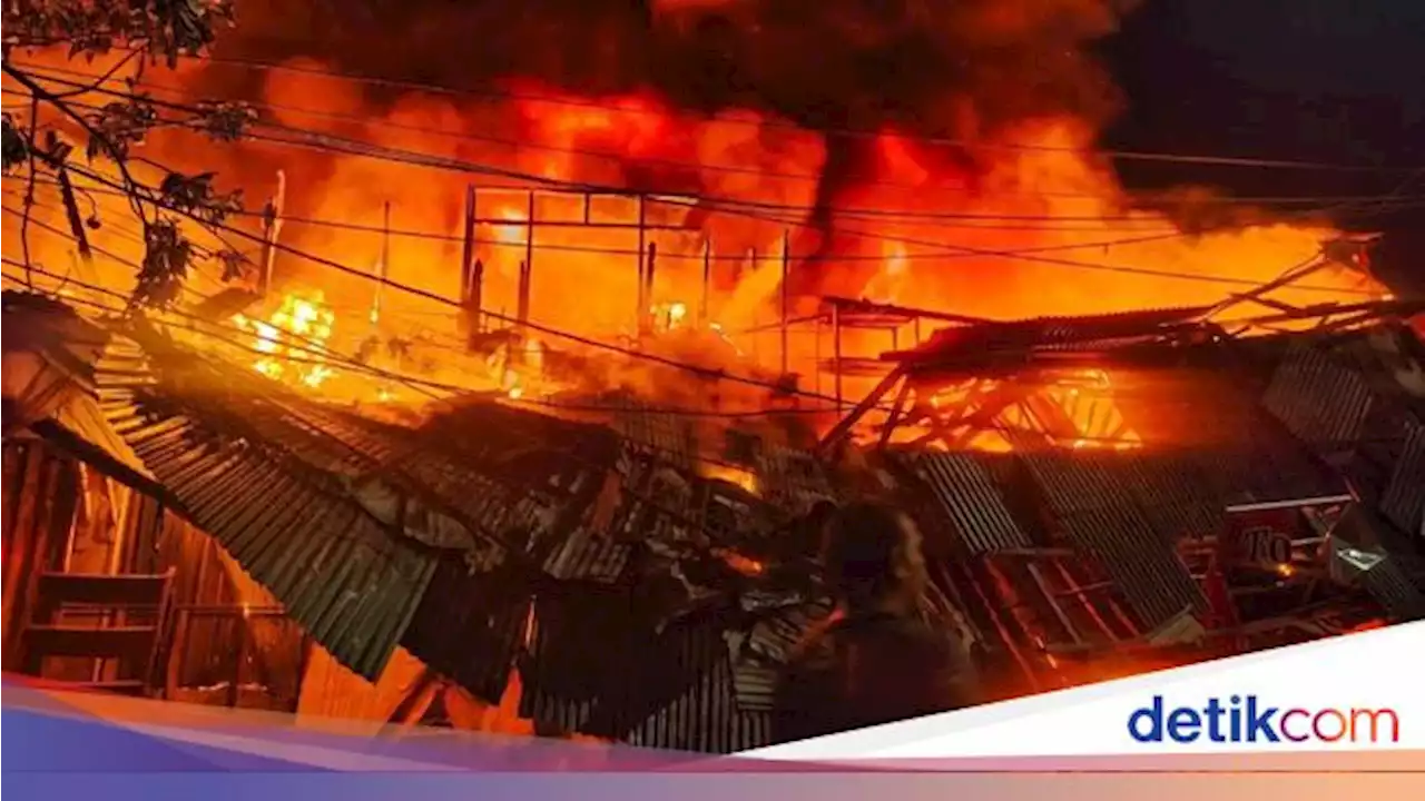 Kebakaran Pasar Gembrong Belum Padam, 125 Personel Damkar Berjibaku di Lokasi