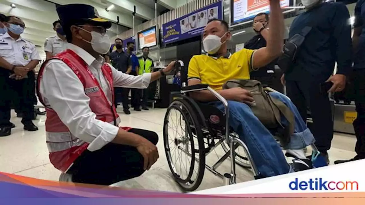 Pantau Bandara Soetta, Menhub Budi Karya Sapa Pemudik