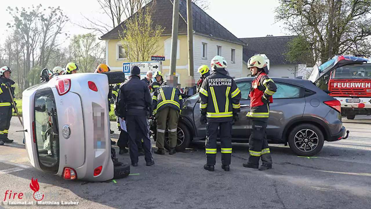 Oö: Verletzte und eingeschlossene Person in seitlich liegendem Auto bei Kreuzungsunfall in Kallham
