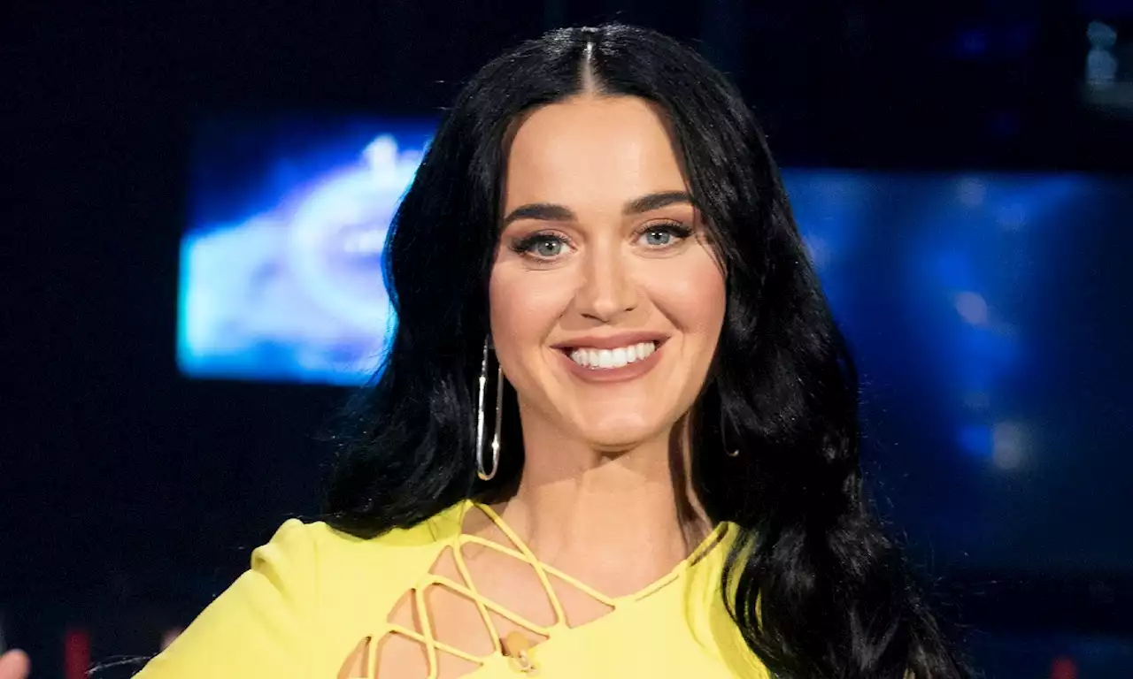 Katy Perry leaves viewers stunned in whimsical green pantsuit live on American Idol