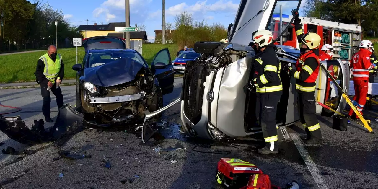 Auto von 19-Jähriger bei Unfall in Luft geschleudert