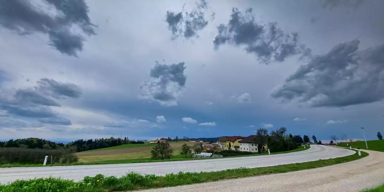 Massive Wolkenfront über OÖ, derzeit Blitze, Starkregen