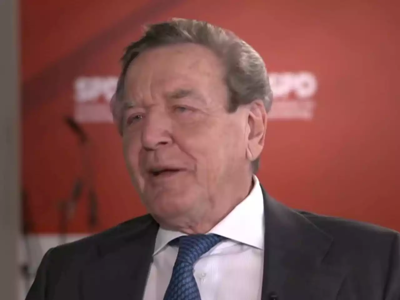 'Non si può isolare la Russia': Schroeder resta dalla parte di Putin