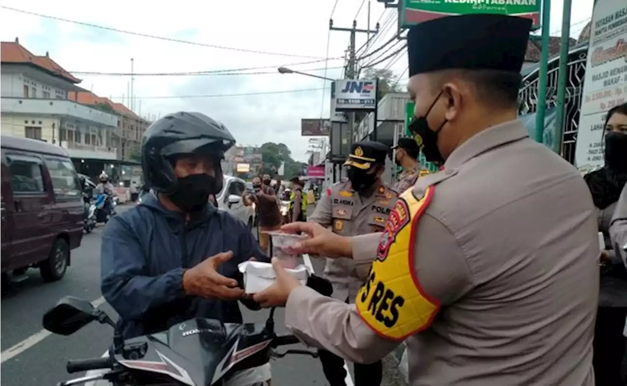 Polres Tabanan Bagikan Makanan Takjil Gratis Diselingi Vaksinasi